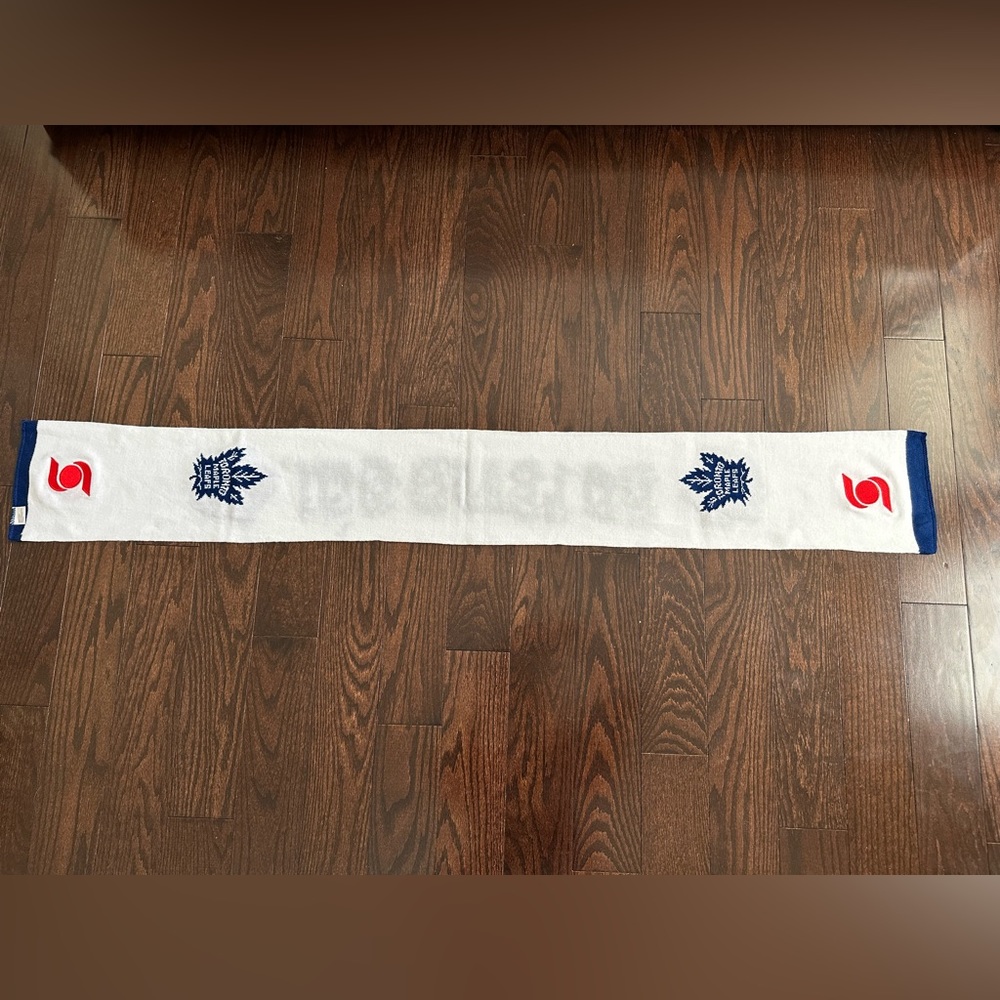 Toronto Maple Leafs Scarf - Picture 4 of 6